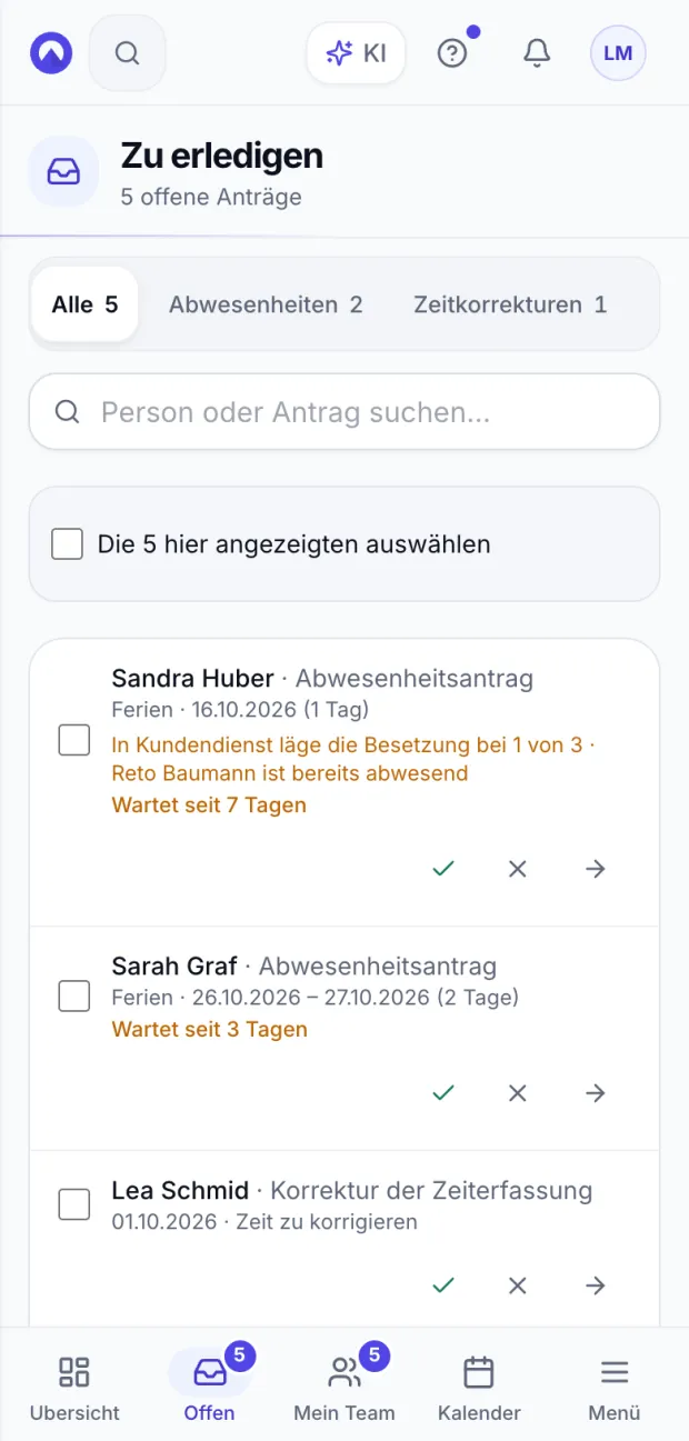 Die Liste «Zu erledigen» auf dem Handy: offene Ferienanträge, eine Korrektur der Zeiterfassung und Spesen, jeweils mit den Schaltflächen zum Genehmigen und Ablehnen.